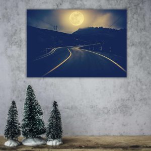 Fotografía La carretera de curvas en la noche y la luna brillante en lo alto