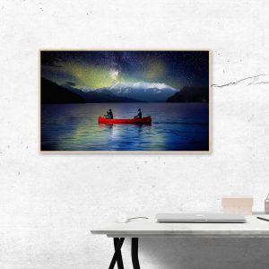 Fotografía – Aventureros en una canoa roja en un lago