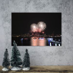 fotografía Fuegos artificiales sobre el paisaje urbano de Pattaya junto a la playa y el mar
