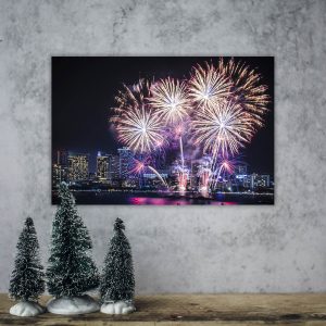 fotografía Fuegos artificiales sobre el paisaje urbano de Pattaya junto a la playa y el mar 2