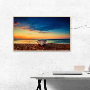 Fotografía – Paisaje marino tropical con un barco en una playa de arena al amanecer o al atardecer nublado