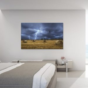 fotografía Pacas de heno en el campo durante una tormenta eléctrica.  Campo agrícola con pacas de paja y rayos.