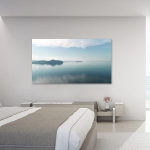 fotografía El agua reflejada refleja el cielo azul con el horizonte de la montaña