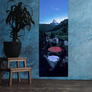 Pico de Zermatt y pueblo de montaña al pie de la montaña, Suiza
